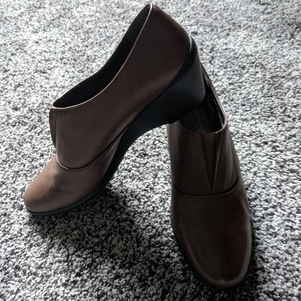 ADORABLE Brown Booties! - Picture 2 of 4